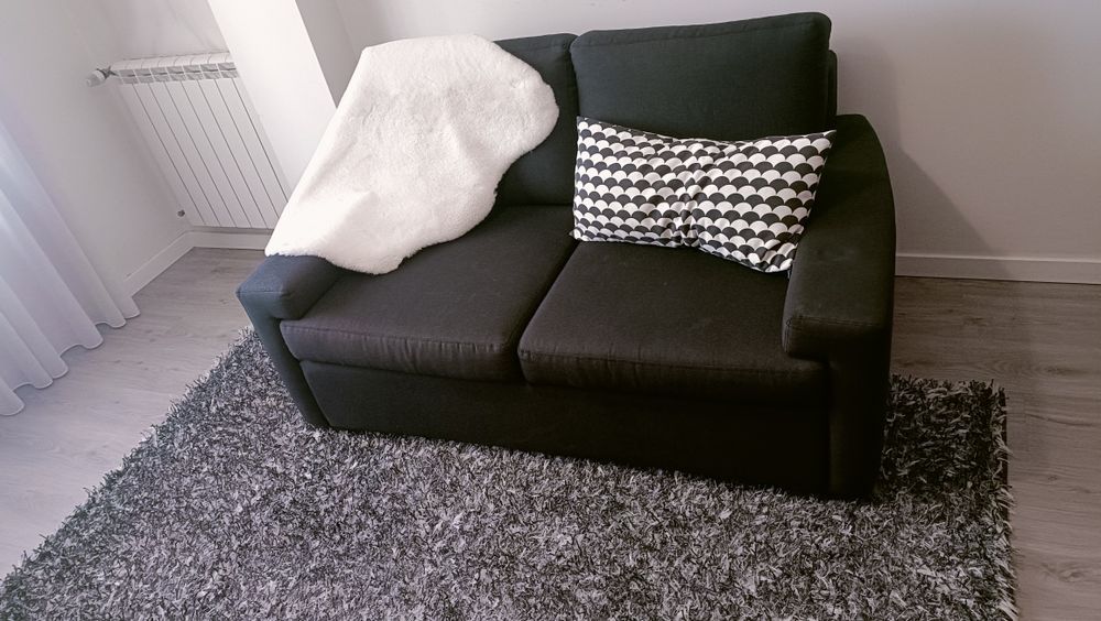 Sofá em pinho e carpete