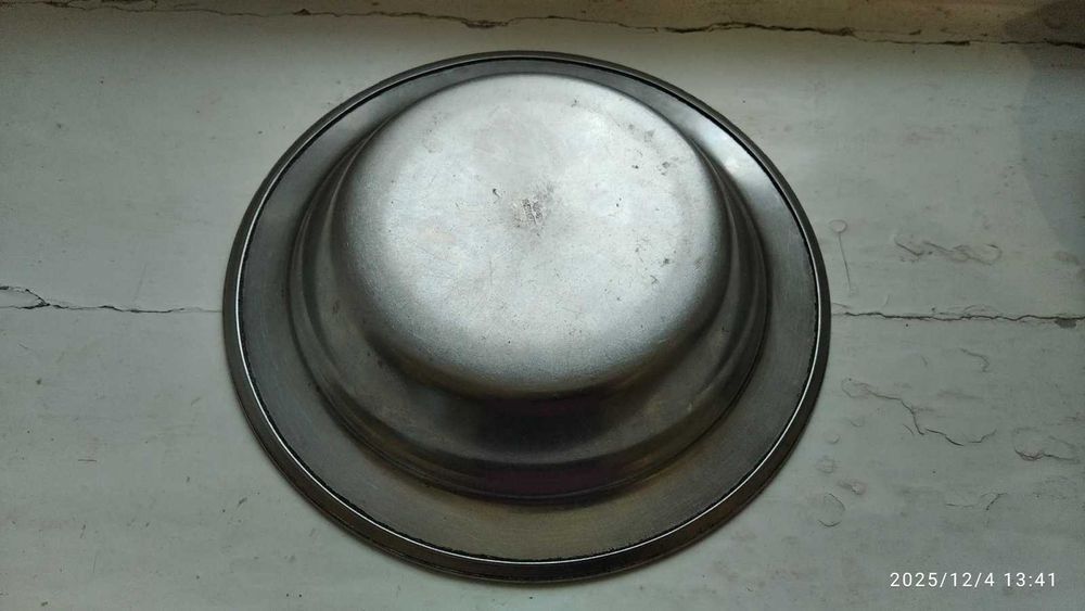 Эмалированная тарелка-2шт. Нержавейка и крышка-2шт.