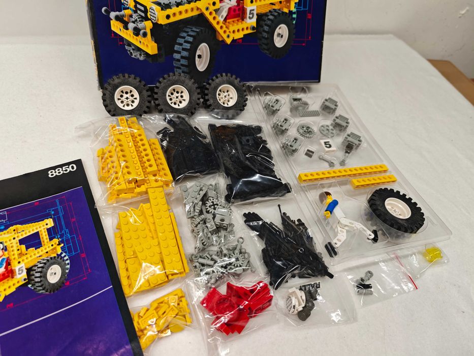 Lego Technic 8850 "Rally Support Truck"; 1990; [231]