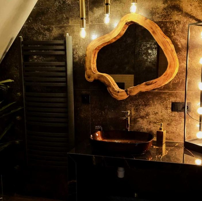 nowoczesne drewniane lustro w designerskim kształcie do łazienki