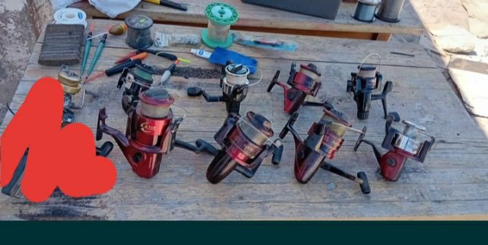 Carretos + caixa de pesca com chumbadas, fio de pesca, bóias, anzóis