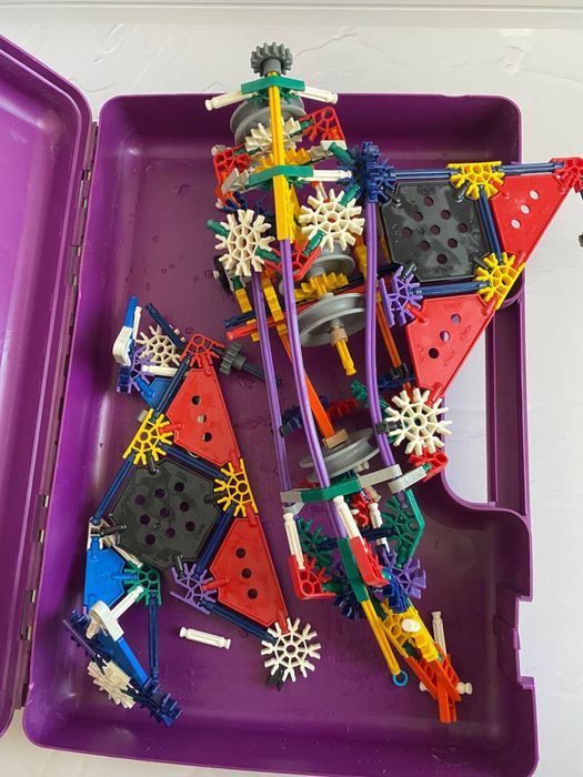 Конструктор K’ NEX у кейсі, багато деталей , шестерні та колеса