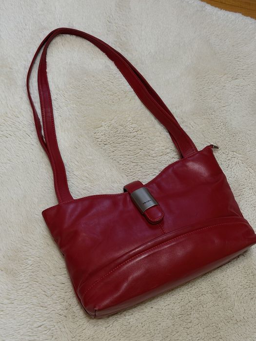 Червона брендова сумка Prada