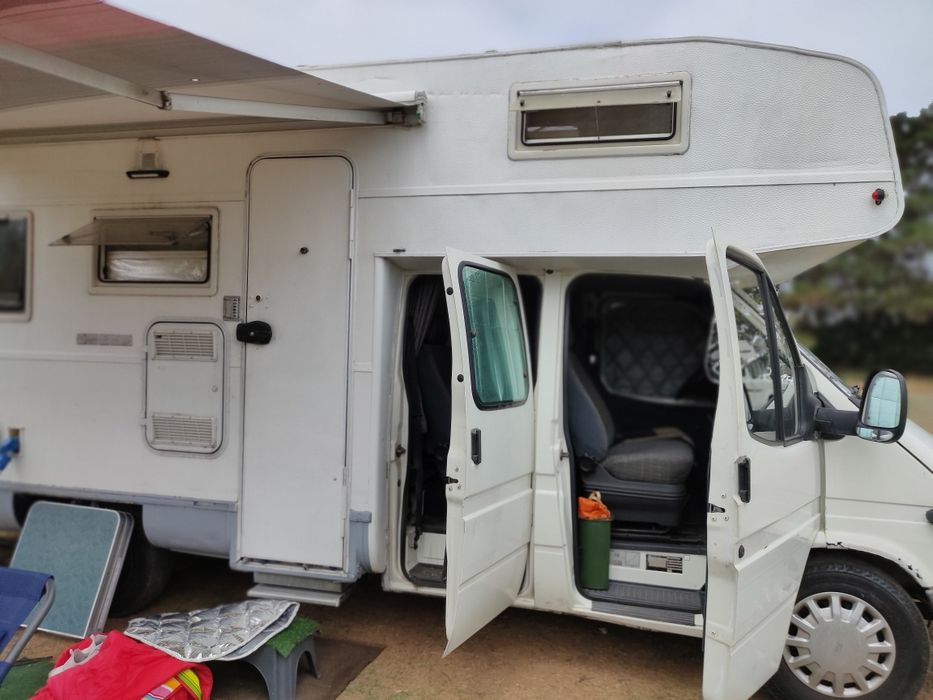 Autocaravana com 4 lugares na cabine e três portas