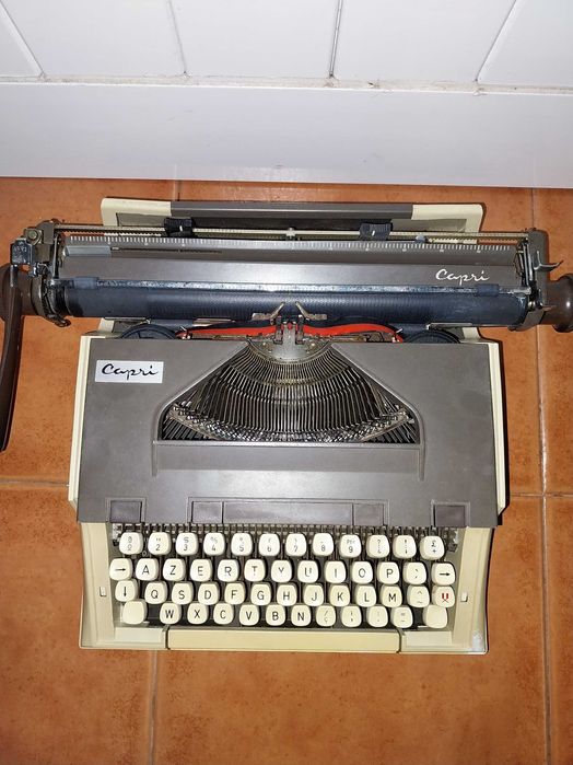 Máquina de Escrever Antiga - Capri