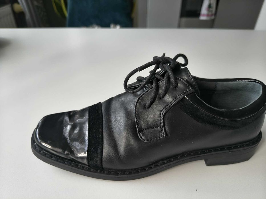 Czarne skórzane buty Vapiano