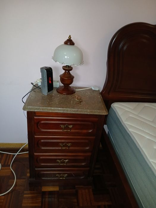 Cama, cómoda e bancas de cabeceira