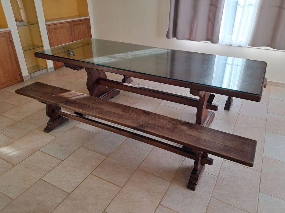 Mesa de jantar de madeira maciça