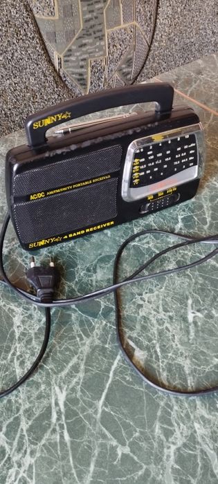 Радиоприемник с телескопической антенной.