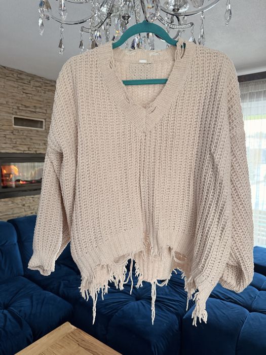 Beżowy miękki sweter o grubszym splocie