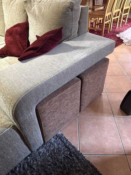 Sofá de sala grande com chaise longue e 4 bancos