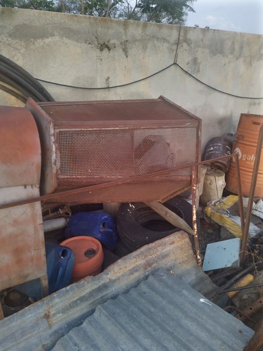 Vendo um crivo elétrico e uns garfos de paletes