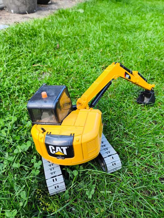 Koparka CAT firmy bruder