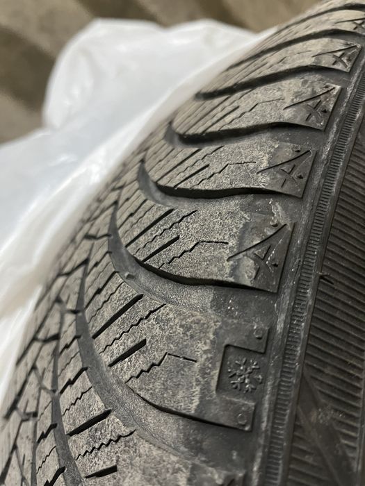 Резина Шини зимова 225/45/19