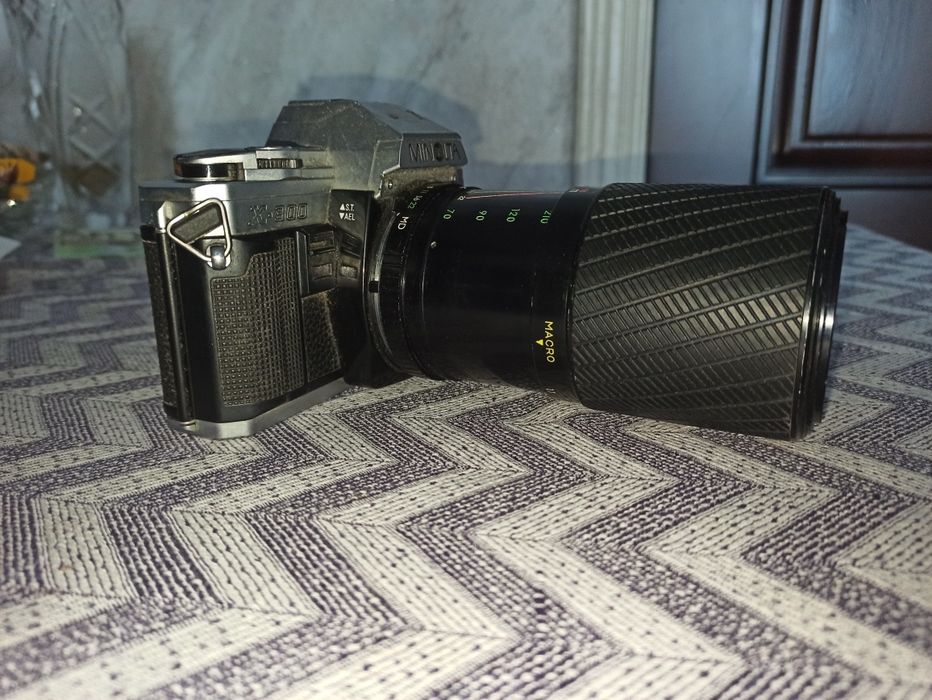 Пльоночний фотоапарат minolta x-300 з обьєктивом exakta 70-210