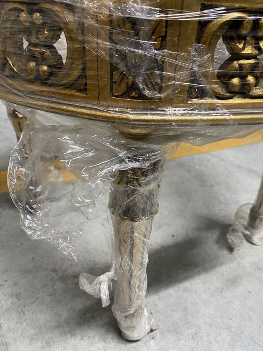 Mesa dourada e marmore