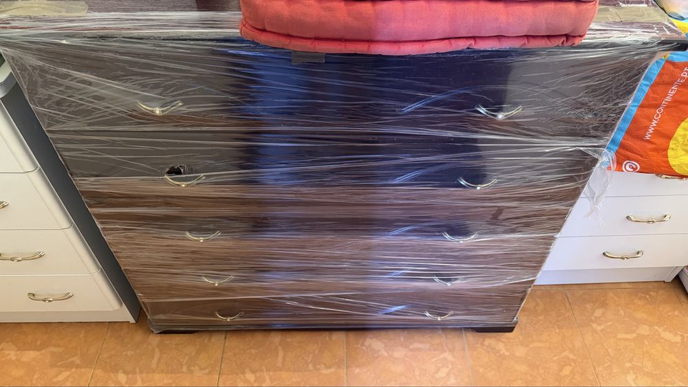 Cama + estrado + espelho + cómoda + 2 mesas de cabeceira