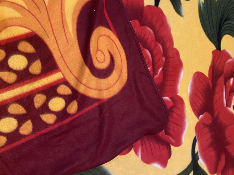 Покрывала большую кровать и наматрасник