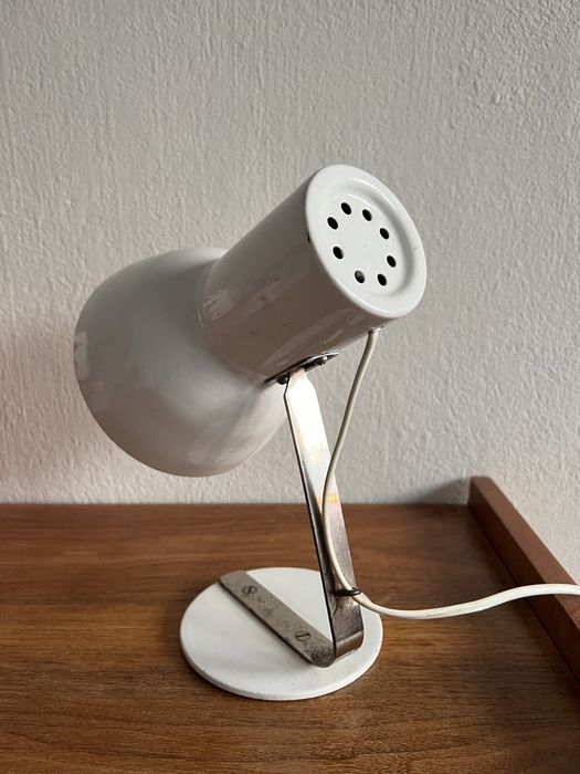Biala stara metalowa lampka stolowa biurkowa Vintage Loft PRL