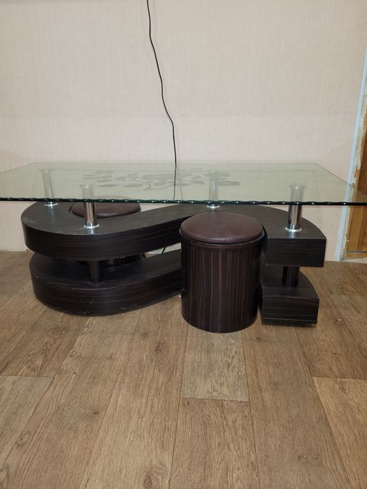 Журнальний столик з пуфіками