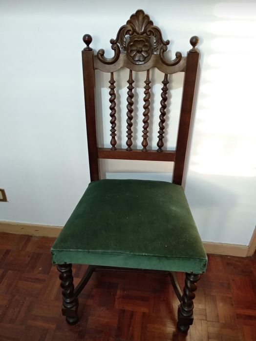 Mobília de Quarto (cama, roupeiro, cadeiras e mesas de cabeceira)