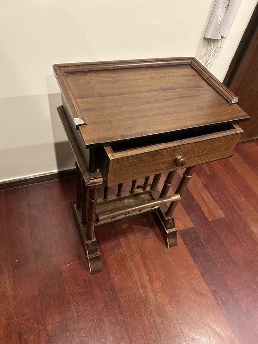 Mesa de apoio em maderia maciça