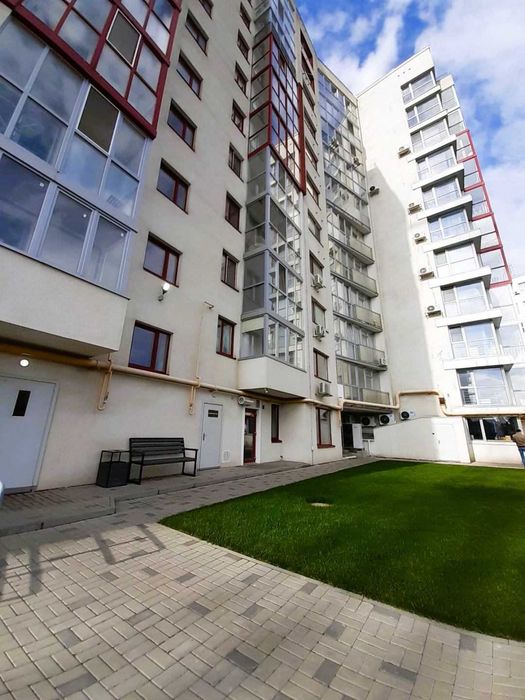 Велика однокімнатна квартира в новобудові на Європейській