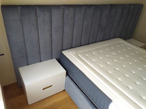 Cama Casal Estofada + 2 Mesas Cabeceira Lacado Branco Mate e Dourado