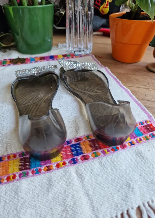 Żelkowe sandałki meliski z kryształową kokardą 38