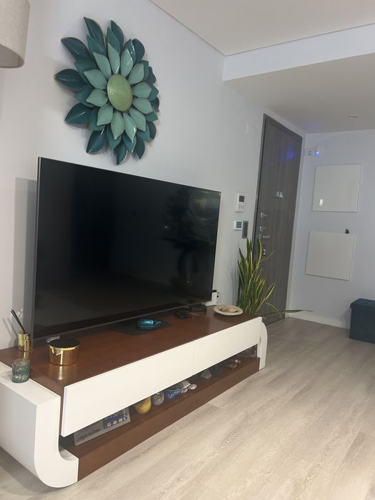 Movél de televisão branco e castanho