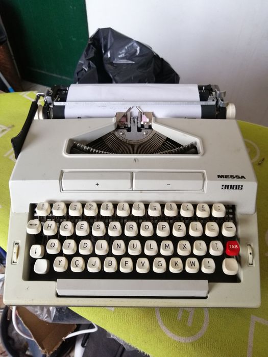 Máquina de escrever64752380463617121