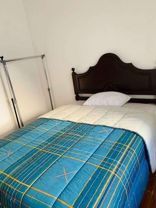 QUARTO DE CASAL NA AMORA, disponível entrada imediata.