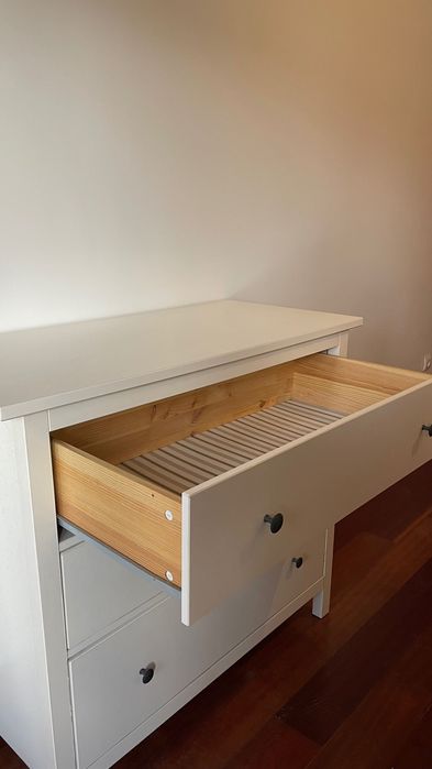 Cómoda Branca HEMNES IKEA