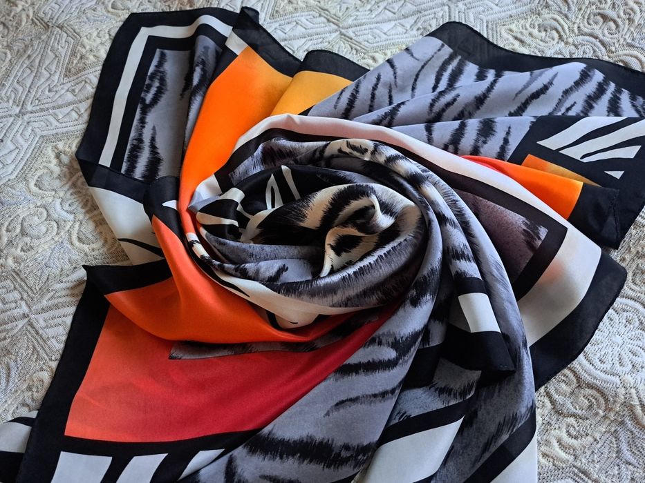 Тигри з великими очима. Шовк.