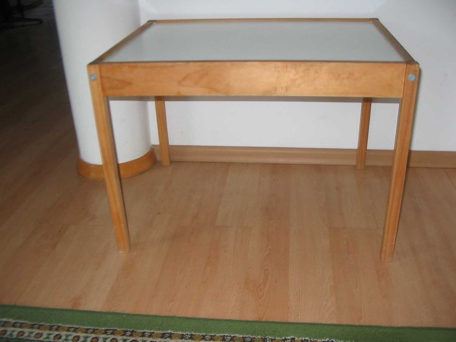 Mały zgrabny stolik