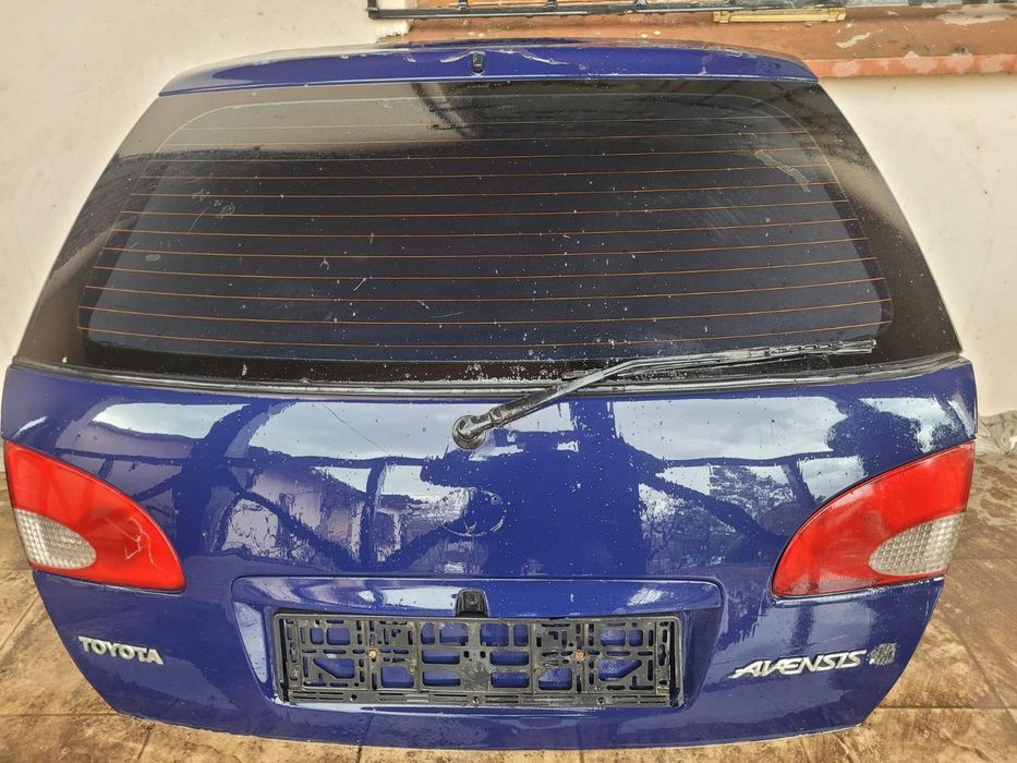 Крышка багажника TOYOTA AVENSIS