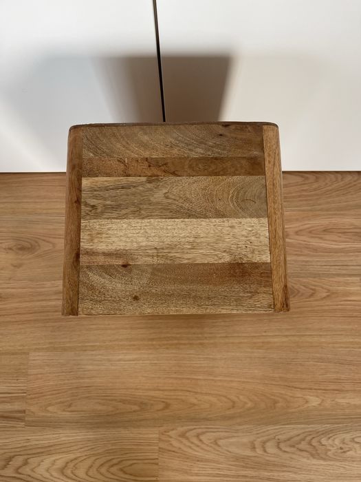 Mesa de Cabeceira em Madeira com 2 Gavetas – Estilo Natural/Boho