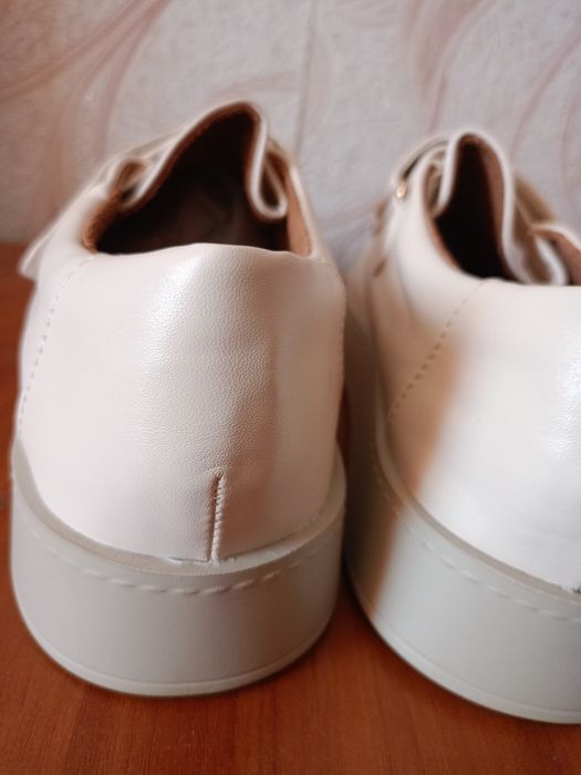 Туфлі лофери кросівки