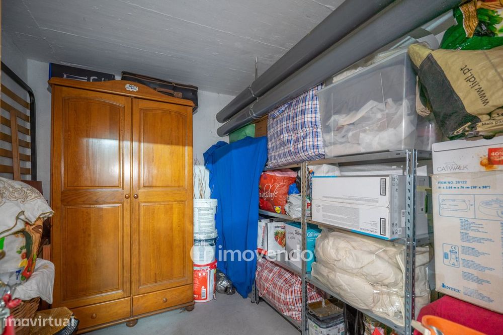 Apartamento T2 com estacionamento e terraço, em Vialonga