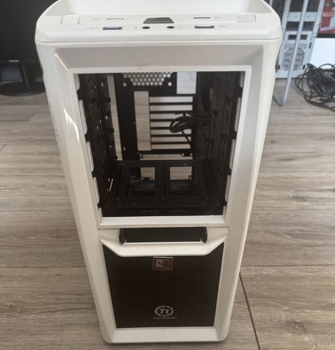 Корпус для ПК Thermaltake | ATX/microATX, з великим вентилятором