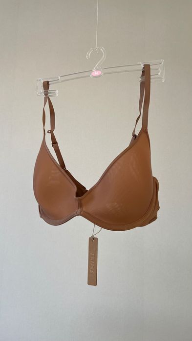 Новий бра від бренду Кім Кардашʼян Skims