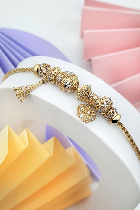 Złota bransoletka z ażurowymi zawieszkami