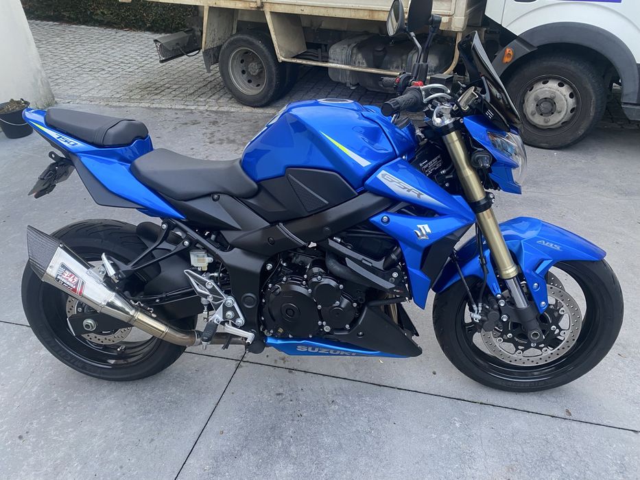 Suzuki gsr 750 como nova