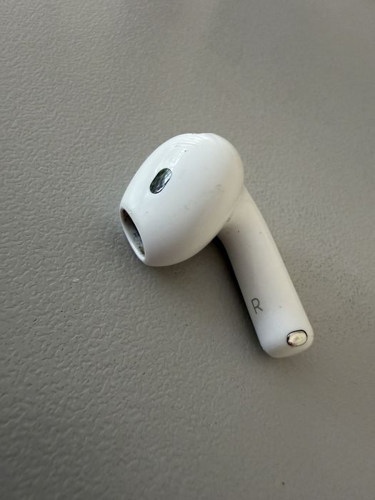 Правый наушник apple