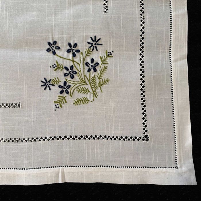 Naperon rectangular Bordado à Mão - Branco, Azul, Amarelo e Bordoux
