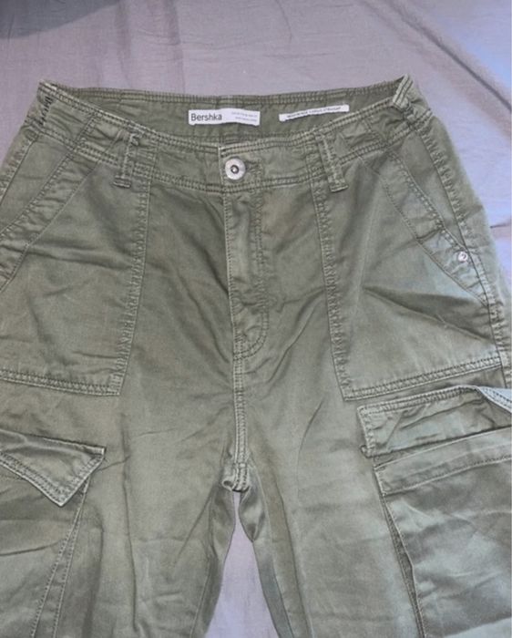 Calça Cargo verde da Bershka