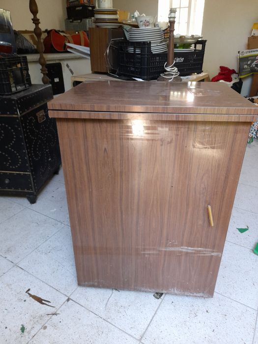 Máquina de costura com movel