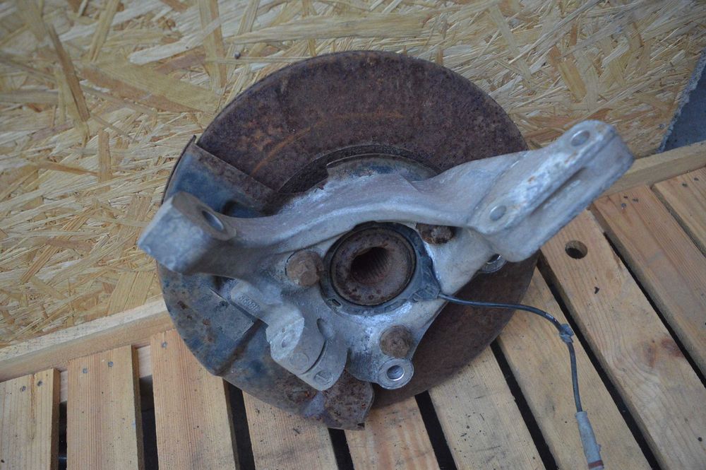 Vectra C 3.0 Cdti AUTOMAT Zwrotnica Piasta Lewa Lewy przód przednia