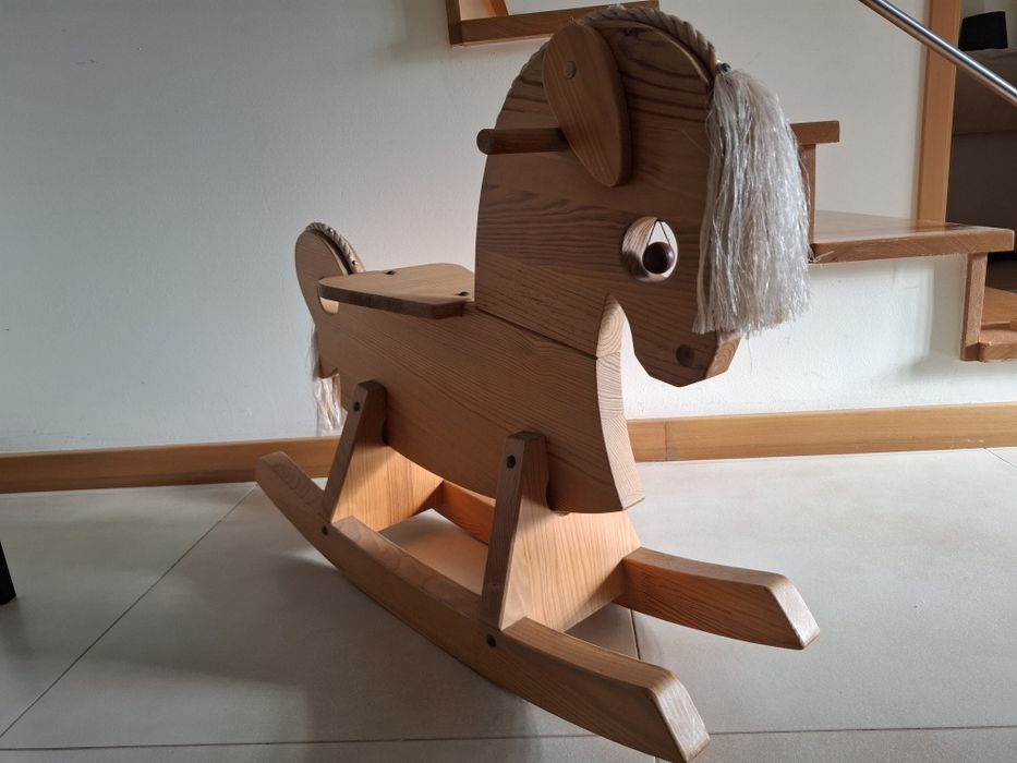 Cavalo baloiço de madeira