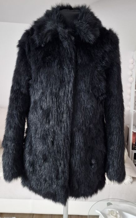 Czarne sztuczne futerko " H&M".